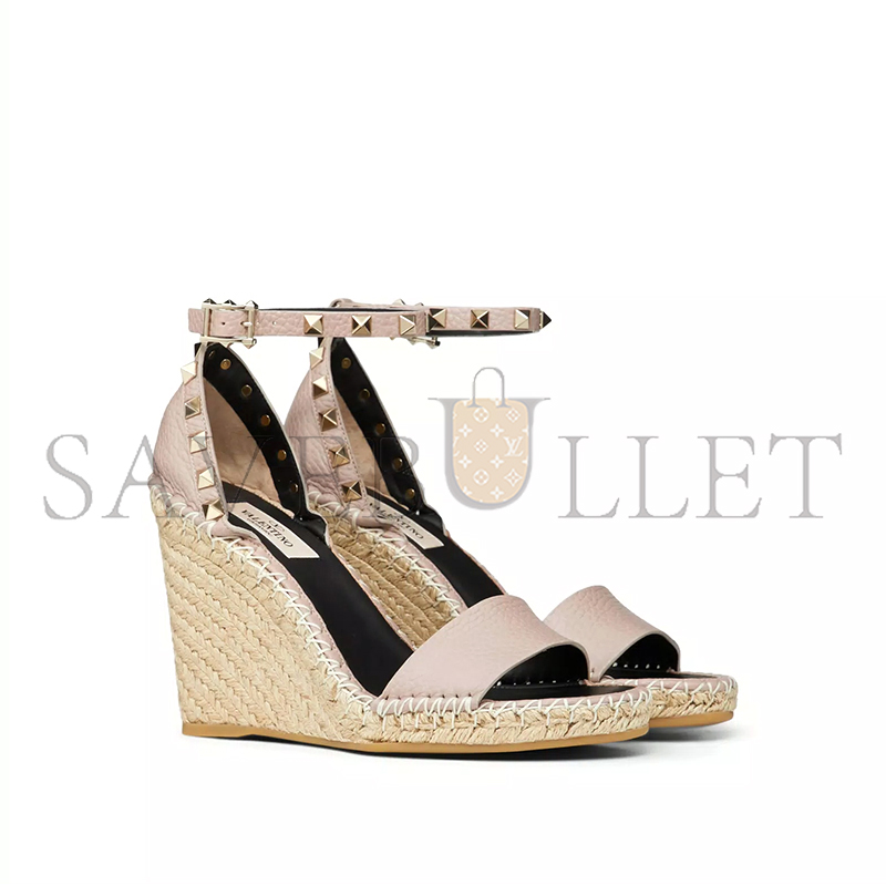 VALENTINO DOUBLE ROCKSTUD GRAINY CALFSKIN WEDGE SANDAL 105MM 5W2S0090VTO_P98 VALENTINO DOUBLE ROCKSTUD GRAINY CALFSKIN WEDGE SANDAL 105MM 5W2S0090VTO_P98